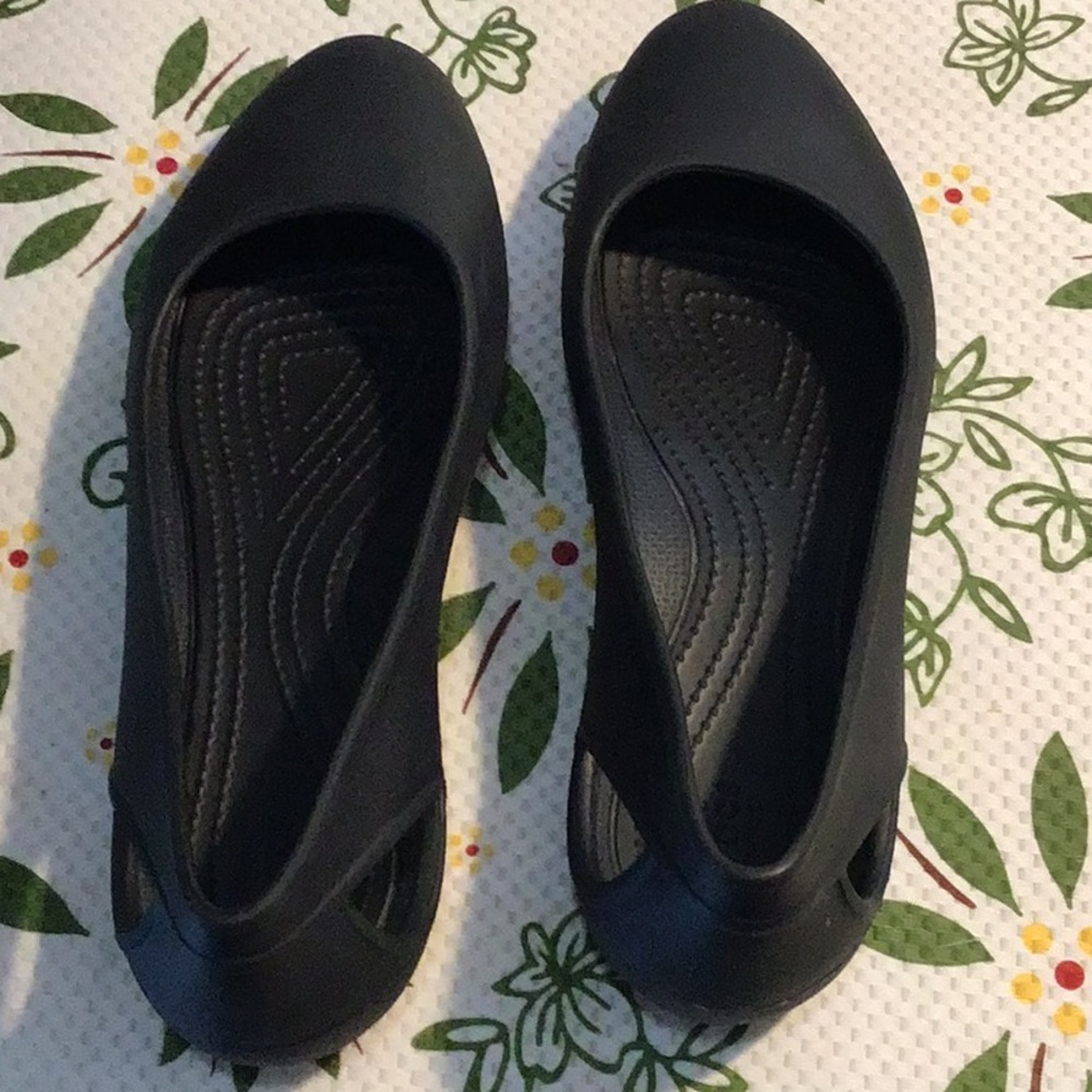 Crocs Women's Black Flats slip-on Crocs™ Laura Flat. Women size 8